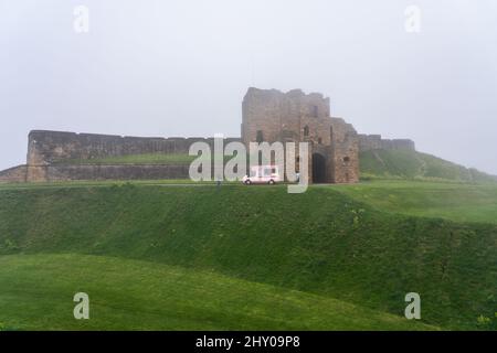 Tynemouth Priory and Castle, ein historisches Schloss am Meer, das an einem nebligen Tag im Nordosten Englands liegt Stockfoto