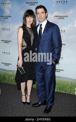 Rosemarie DeWitt, Ron Livingston bei der Premiere von „Promised Land“ in Los Angeles, USA, bei der Directors Guild of America. Stockfoto