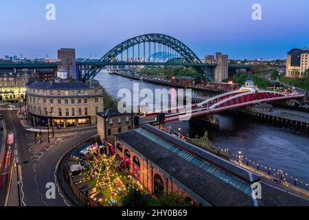 Blick auf die berühmten Brücken Newcastle Swing und Tyne entlang des Flussufers am Abend Stockfoto