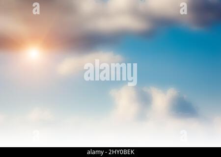 Flauschigen weißen Wolken, die in der fantastischen blauen Himmel. Stockfoto