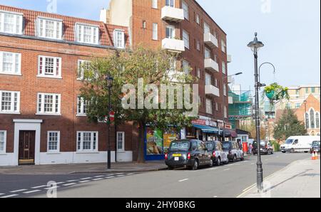 London, Vereinigtes Königreich - 29. Oktober 2017: Straßenansicht von London an einem sonnigen Tag. Stockfoto