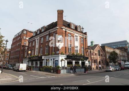 London, Großbritannien - 29. Oktober 2017: Blick auf die Straße von London, Menschen gehen in der Nähe des Barley Mow Pub Stockfoto