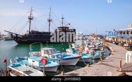 Ayia Napa, Zypern - 11. Juni 2018: Blick auf den Yachthafen von Agia Napa mit Anlegestellen zum Angeln und Touristenbooten Stockfoto