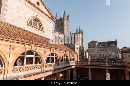 Bath, Vereinigtes Königreich - 2. November 2017: Römische Bäder von Bath, Somerset, Foto im Freien an einem sonnigen Tag aufgenommen, gehen Touristen auf der Terrasse spazieren Stockfoto