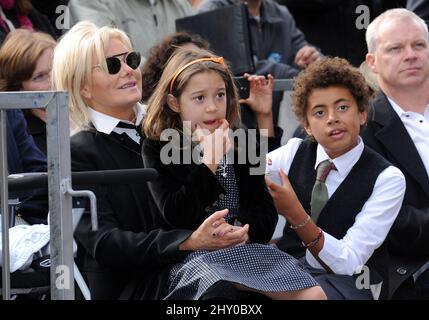 Deborra-Lee Furness (links) mit ihrer Tochter Ava (Mitte) und ihrem Sohn Oscar (rechts) sehen zu, wie Hugh Jackman (nicht im Bild) auf dem Hollywood Walk of Fame am Hollywood Boulevard geehrt wird Stockfoto