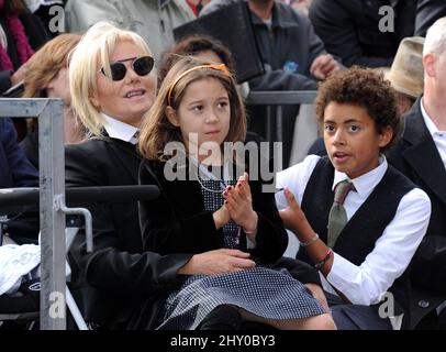 Deborra-Lee Furness (links) mit ihrer Tochter Ava (Mitte) und ihrem Sohn Oscar (rechts) sehen zu, wie Hugh Jackman (nicht im Bild) auf dem Hollywood Walk of Fame am Hollywood Boulevard geehrt wird Stockfoto