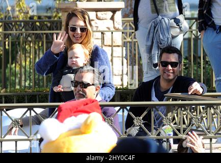 Jessica Alba, Ehemann Cash Warren und Tochter Haven sehen sich die Weihnachtsparade in Disneyland, Florida, an Stockfoto