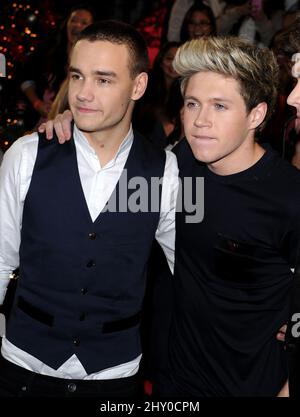 Liam Payne und Niall Horan (rechts) aus einer Richtung besuchen am Donnerstag, den 20. Dezember 2012, die Show „The X Factor“ zum Saisonfinale in CBS Television City Stockfoto