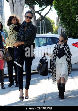 Heidi Klum, Tochter Leni und Tochter Lou sahen sich in Beverly Hills in Los Angeles, USA, um. Stockfoto