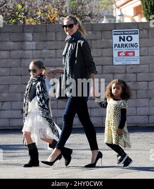 Heidi Klum, Tochter Leni und Tochter Lou sahen sich in Beverly Hills in Los Angeles, USA, um. Stockfoto