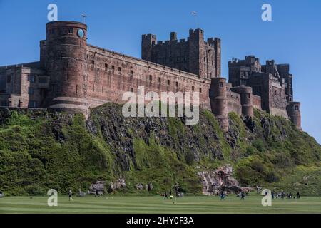 Bamburgh Castle, eine berühmte historische Burg an der Nordostküste Englands Stockfoto