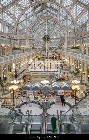 Dublin März 2022: Stephen's Green Shopping Centre ist ein großes Einkaufszentrum Stockfoto