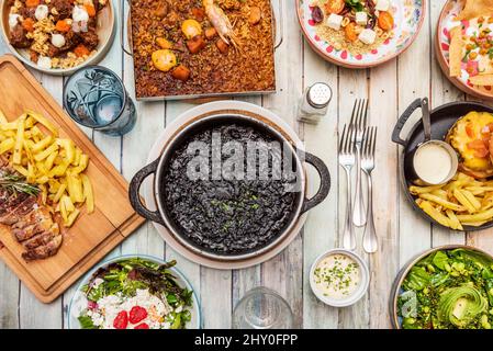 Schwarzer Reis ist ein trockenes Reisgericht, gekocht in Paella oder in einem Tontopf, mit einem charakteristischen Aussehen und Geschmack, die ihn von Arroz a banda unterscheiden Stockfoto