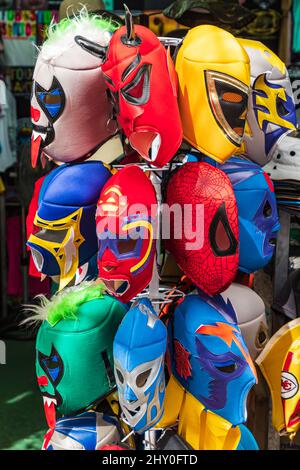 Todos Santos, Baja California Sur, Mexiko. 11. November 2021. Lucha Libre mexikanische Wrestling Masken zum Verkauf. Stockfoto