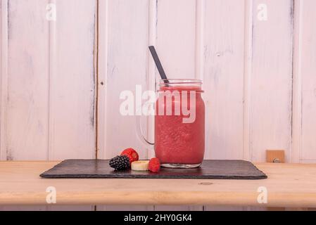 Smoothie Red Passion... Obst und Gemüse bereit zum Vermischen! Rote Leidenschaft. Mit Erdbeere, Himbeere und Brombeere, dem Getränk, das sich bei f verliebt Stockfoto