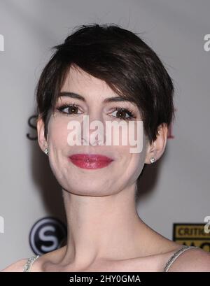 Anne Hathaway erhielt ihren Preis für die beste Nebendarstellerin für „Les Miserables“ bei den Critics Choice Movie Awards 2013 im Barker Hanger in Santa Monica, Kalifornien. Stockfoto