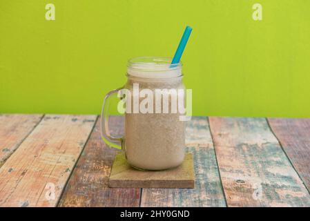 Shakes oder Smoothies mit Gemüse und Gemüse im Inneren. Neben Obst können wir auch Gemüse zu Ihren Smoothies hinzufügen Stockfoto