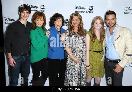 Justin Prentice, Reba McEntire, Lily Tomlin, Sara Rue, Juliette Angelo und Jai Rodriguez bei der Ankunft für die Disney ABC Television Group - 2013 TCA Winter Press Tour im Langham Huntington Hotel, Pasadena, Kalifornien. Stockfoto