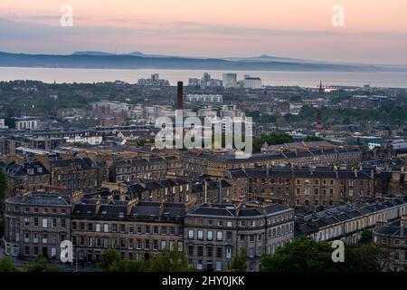Edinburgh Stadtbild auf der Ostseite der Stadt mit dem Meer in der Ferne während des Sonnenuntergangs Stockfoto