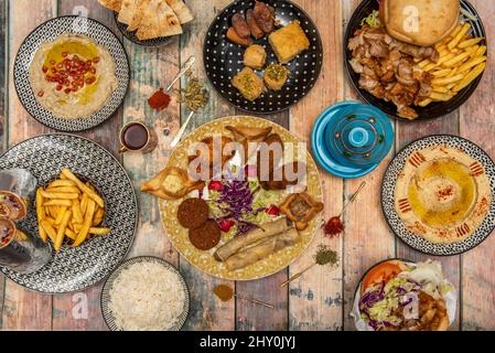 Asiatische Speisen und Dönergerichte, Basmati-Reis, Falafel, Durum, Hummus mit Paprika, Käserollen, Kardamom, iranische Kroketten, Kebab-Sandwich Stockfoto