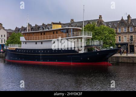 Das Fingal, ein schwimmendes Hotelboot, dockte an der Uferpromenade in Leith, Edinburgh Stockfoto