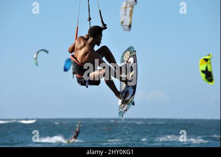 März 2022. Cabarete, Dominikanische Republik. Lebensstil basierend auf Kitesurfen. Stockfoto