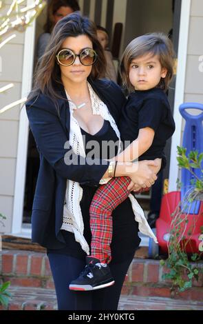 Kourtney Kardashian und Sohn Mason haben in Los Angeles, USA, eine „Mummy and Me“-Klasse besucht. Stockfoto