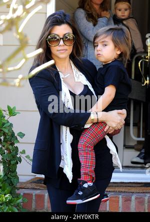 Kourtney Kardashian und Sohn Mason haben in Los Angeles, USA, eine „Mummy and Me“-Klasse besucht. Stockfoto