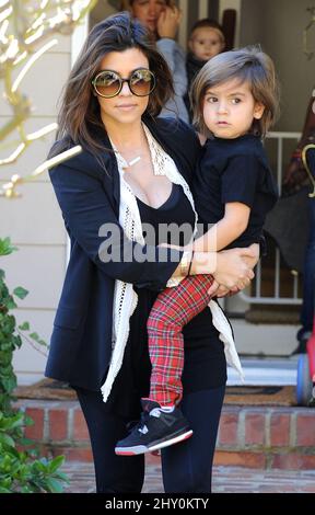 Kourtney Kardashian und Sohn Mason haben in Los Angeles, USA, eine „Mummy and Me“-Klasse besucht. Stockfoto