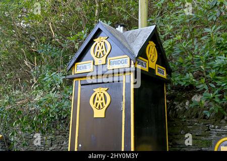 Aberystwyth, Wales - März 2022: Alte AA-Telefonbox, die vom Automobilverband an der Touristenattraktion der Devil's Bridge betrieben wird Stockfoto