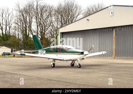 Haverfordwest, Wales - März 2022: Das französische Einmotorflugzeug Socata Trinidad rollt vom Aufhängebereich zum Start. Stockfoto