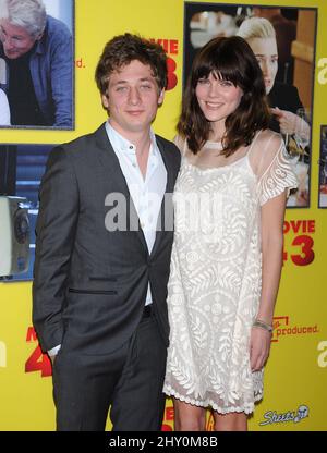 Jeremy Allen White und Emma Greenwell nehmen an der Premiere von „Movie 43“ im Grauman's Chinese Theatre, Los Angeles, Teil. Stockfoto