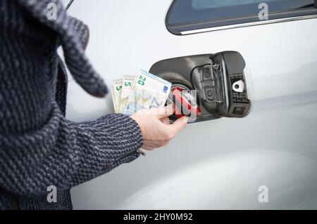 Frau bereitet Geld für das Befüllen des Tanks vor. Konzept zur Erhöhung des Gaspreises Stockfoto