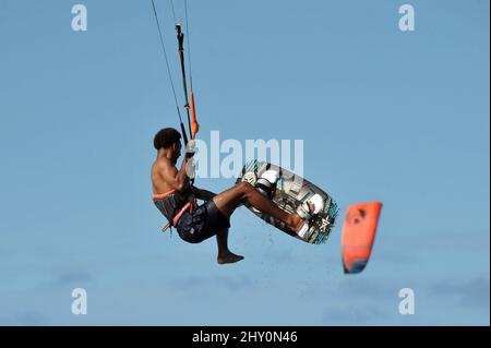März 2022. Cabarete, Dominikanische Republik. Lebensstil basierend auf Kitesurfen. Stockfoto