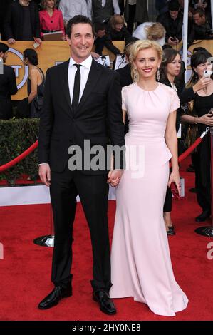 Noah Wyle und Sara Wells kommen bei den Annual Screen Actor's Guild Awards 19. im Shrine Auditorium in Los Angeles an. Stockfoto