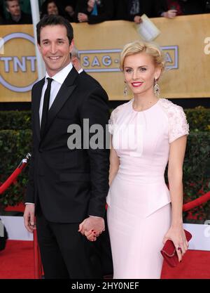 Noah Wyle und Sara Wells kommen bei den Annual Screen Actor's Guild Awards 19. im Shrine Auditorium in Los Angeles an. Stockfoto