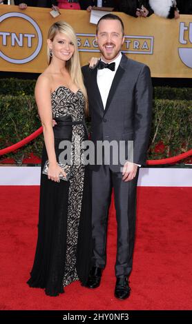 Aaron Paul und Lauren Parsekian kommen bei den Annual Screen Actor's Guild Awards 19. im Shrine Auditorium in Los Angeles an. Stockfoto