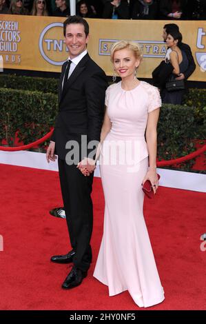 Noah Wyle und Sara Wells kommen bei den Annual Screen Actor's Guild Awards 19. im Shrine Auditorium in Los Angeles an. Stockfoto