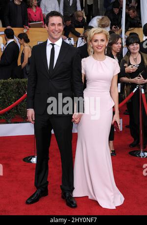 Noah Wyle und Sara Wells kommen bei den Annual Screen Actor's Guild Awards 19. im Shrine Auditorium in Los Angeles an. Stockfoto