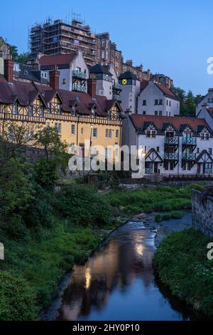 Blick auf das Dean Village am Abend am Wasser von Leith in Edinburgh, Schottland Stockfoto