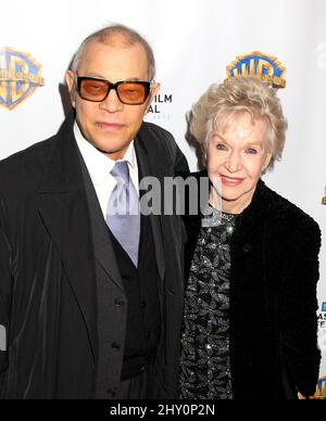 Michael York und Frau Patricia McCallum bei der New York-Vorführung zum 40.-jährigen Jubiläum des Cabaret im Ziegfeld Theatre. Stockfoto