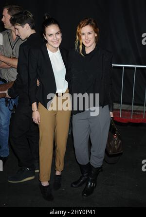 Tallulah Willis und Rumer Willis (rechts) bei der „A Good Day to die Hard“-Einweihung einer permanenten Klangbühne und Wandmalerei, die im 20. Century Fox Lot stattfand. Stockfoto