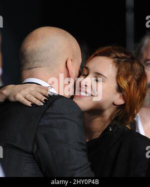 Bruce Willis und Rumer Willis (rechts) bei der „A Good Day to die Hard“-Widmung einer permanenten Klangbühne und Wandmalerei, die im 20. Century Fox Lot enthüllt wurde. Stockfoto