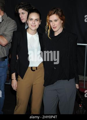 Tallulah Willis und Rumer Willis (rechts) bei der „A Good Day to die Hard“-Einweihung einer permanenten Klangbühne und Wandmalerei, die im 20. Century Fox Lot stattfand. Stockfoto