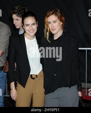 Tallulah Willis und Rumer Willis (rechts) bei der „A Good Day to die Hard“-Einweihung einer permanenten Klangbühne und Wandmalerei, die im 20. Century Fox Lot stattfand. Stockfoto