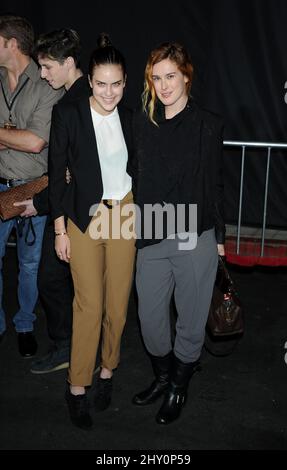 Tallulah Willis und Rumer Willis (rechts) bei der „A Good Day to die Hard“-Einweihung einer permanenten Klangbühne und Wandmalerei, die im 20. Century Fox Lot stattfand. Stockfoto