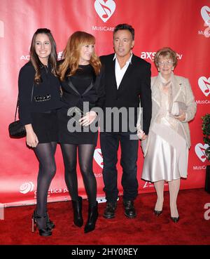 Jessica Springsteen, Patti Scialfa, Bruce Springsteen und Adele Springsteen tritt bei der 2013 MusicCares Person of the Year Gala zu Ehren von Bruce Springsteen auf Stockfoto