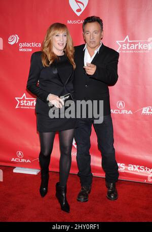 Bruce Springsteen und Patti Scialfa sind bei der 2013 MusicCares Person of the Year Gala zu Ehren von Bruce Springsteen zu Gast Stockfoto