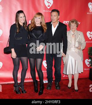 Jessica Springsteen, Patti Scialfa, Bruce Springsteen und Adele Springsteen tritt bei der 2013 MusicCares Person of the Year Gala zu Ehren von Bruce Springsteen auf Stockfoto