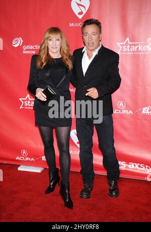 Bruce Springsteen und Patti Scialfa sind bei der 2013 MusicCares Person of the Year Gala zu Ehren von Bruce Springsteen zu Gast Stockfoto